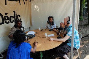 Ismaël Wonder et ses musiciens sur le plateau live de radio déclic