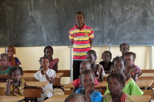 Classe de primaire du village de Pathe Gallo avec leur enseignant